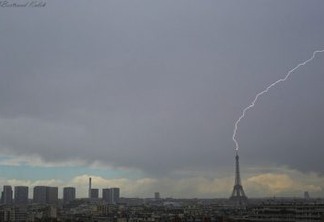 Torre Eiffel é atingida por raio; foto viraliza