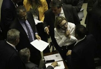 'NÃO ME EMPURRE': deputada Maria do Rosário 'esbarra' em colegas e causa confusão na Câmara; VEJA VÍDEO