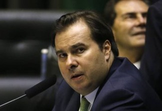 Rodrigo Maia suspende mandato de 12 deputados federais do PSL por um ano