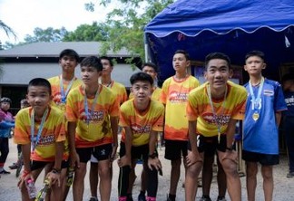 Um ano após resgate, 'meninos da caverna' participam de corrida