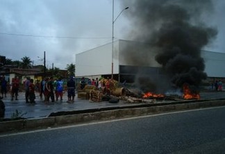 FAMÍLIAS RESGATADAS DE BARCO: Moradores do Esplanada bloqueiam BR-230 e reivindicam obras contra alagamentos - VEJA VÍDEO