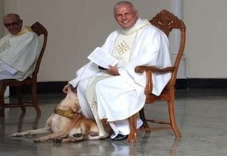Cachorro invade missa e reação de padre viraliza nas redes sociais