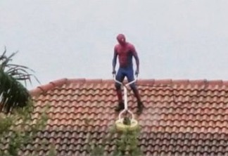 'Homem-Aranha' é flagrado limpando telhado de casa - VEJA VÍDEO