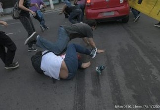 VIOLÊNCIA: Carro avança e atropela manifestantes durante protesto; VEJA VÍDEO