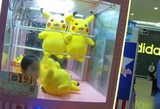 Menina fica presa em máquina de brinquedos ao tentar 'capturar' Pikachu