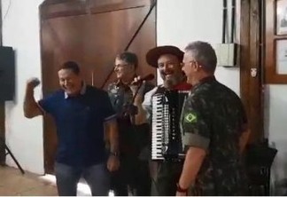 Mourão solta a voz e canta clássico da música gaúcha em Santa Maria - VEJA VÍDEO