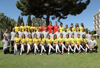 Comissão técnica e jogadoras da seleção brasileira tiram fotos oficiais para Copa do Mundo