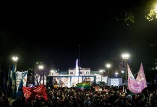 Protestos contra Bolsonaro na Argentina reúnem milhares de pessoas