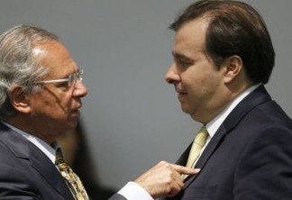 Maia diz que Guedes é injusto e chama governo Bolsonaro de "usina de crises"