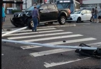 CARRO DE LUXO: motorista perde o controle e derruba semáforo na capital