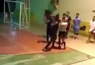 Após expulsar jogador árbitra é agredida com socos durante partida de futsal - VEJA VÍDEO