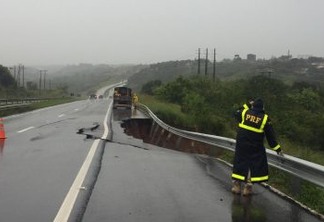 BR 230 RACHADA: Fortes chuvas fazem asfalto ceder em Santa Rita; PRF emite alerta