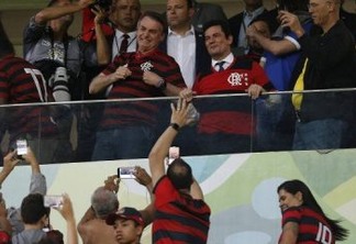 Bolsonaro e Moro posam com camisa do Flamengo em partida contra o CSA