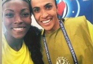 MUSAS DA COPA: Jogadora jamaicana Cheyna Matthews posa com Marta após partida contra Brasil