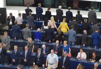 Deputados do Partido do Brexit dão as costas durante hino europeu