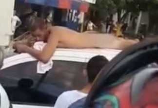 Após traição, homem desfila nu em cima do carro como punição - VEJA VÍDEO