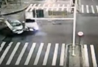 Câmera flagra momento da colisão entre veículos na Avenida Epitácio Pessoa - VEJA VÍDEO