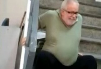 Cadeirante sobe escadas sentado após elevador de agência do INSS quebrar