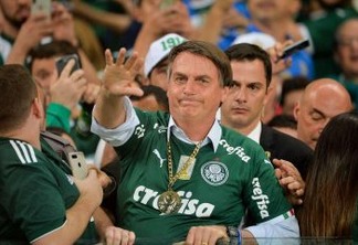 Acompanhado por crianças, Bolsonaro é vaiado em estádio - VEJA VÍDEO
