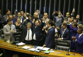 Com 334 votos, o deputado Rodrigo Maia (DEM-RJ) foi reeleito presidente da Câmara dos Deputados em primeiro turno. O resultado foi bastante comemorado no plenário e Maia se emocionou.