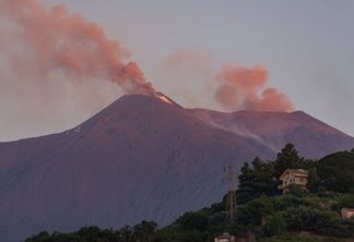Vulcão Etna lança lava e nuvens de fuligem na Sicília
