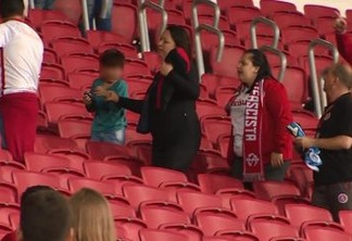 Torcedora com faixa ‘antifascista’ agride mãe e filho após jogo de futebol; VEJA VÍDEO