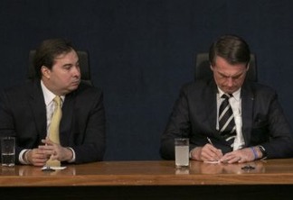 Presidene Bolsonaro passa bilhete para o Dep. Rodrigo Maia perguntando: Collor é Candidato? Durante evento a PGR. Brasilia, 11-01-2019. Foto: Sérgio Lima/PODER 360