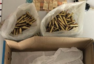 Trio é preso com carro roubado e cerca de 300 munições de calibre restrito às Forças Armadas, na PB