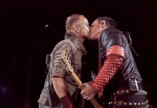 Integrantes do Rammstein se beijam em protesto contra leis homofóbicas na Rússia