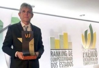 Ricardo Coutinho adere ao #TBT e posta foto do dia em que recebeu, em nome da Paraíba, Prêmio Excelência em Competitividade 2018