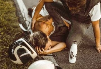 A influencer do Instagram acusada de forjar acidente de moto para postar fotos