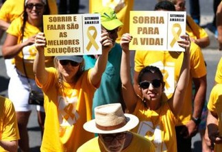 Rio de Janeiro -  Ato na orla de Copacabana  marca o Dia Mundial de Prevenção ao Suicídio. O evento faz parte da campanha Setembro Amarelo, que pretende informar para prevenir e estimular as pessoas a buscarem ajuda psiquiátrica ( Tânia Rêgo/Agência Brasil)