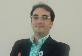 Adriano Galdino concede 'Medalha do Mérito Turístico da Paraíba' ao gestor do Centro de Convenções Ferdinando Lucena 