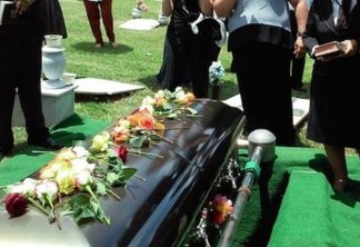 Funerária entrega corpo errado para família em enterro