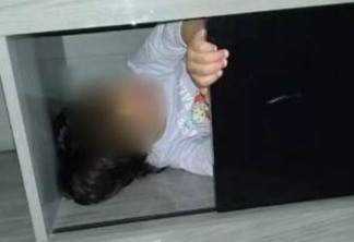 Polícia é acionada após desaparecimento de criança e encontra menina escondida em estante