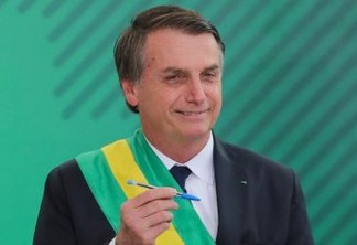 Brincando, Bolsonaro diz que agora usa compactor, 'porque Bic é francesa'