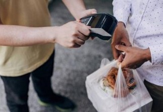 Quase 30% dos entregadores admitem 'beliscar' a comida