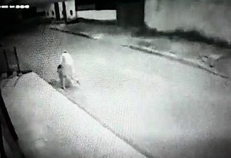 Vídeo mostra momento em que homem mata namorada a facadas; assista