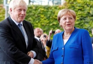 Merkel sinaliza a Johnson possível renegociação de acordo do Brexit