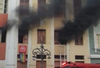 PERIGO: Incêndio atinge casarão no Centro Histórico de João Pessoa - VEJA VÍDEO