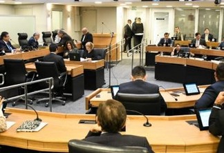 Deputados retomam trabalho em plenário após 41 dias de recesso