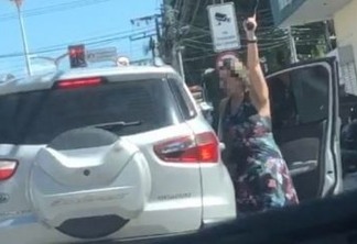 Casal bate boca dentro de carro, e mulher exibe arma de fogo na rua