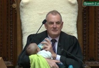 Presidente do Parlamento embala bebê durante debate: 'Convidado VIP'