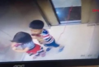 PERIGO: Menina salva irmão de 5 anos de ser enforcado em elevador; VEJA VÍDEO