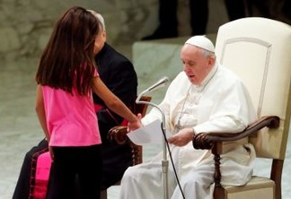 Criança invade palco onde o Papa Francisco ministrava missa - VEJA VÍDEO