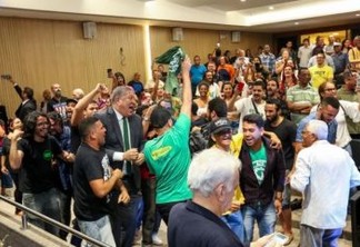 Banda é homenageada na Assembleia Legislativa de Pernambuco e deputados caem na 'roda punk' - VEJA VÍDEO