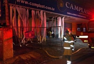 FOGO: Incêndio destrói loja de descartáveis no centro de João Pessoa