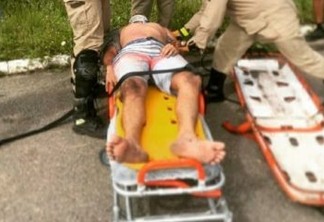 Ciclista cai na barreira de Cabo Branco e é resgatado pelos bombeiros - VEJA VÍDEO