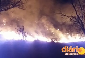 Bombeiros controlam incêndio de grandes proporções em matagal no interior do Estado; VEJA VÍDEO