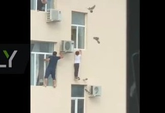 Homem se arrisca para salvar menino pendurado em janela de prédio - VEJA VÍDEO